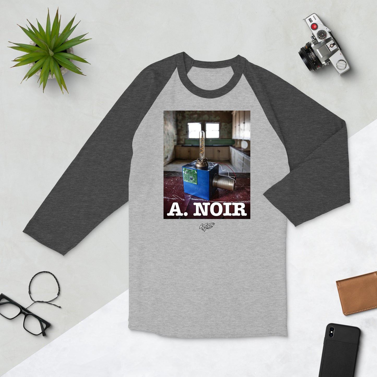 A. Noir -3/4 sleeve raglan shirt